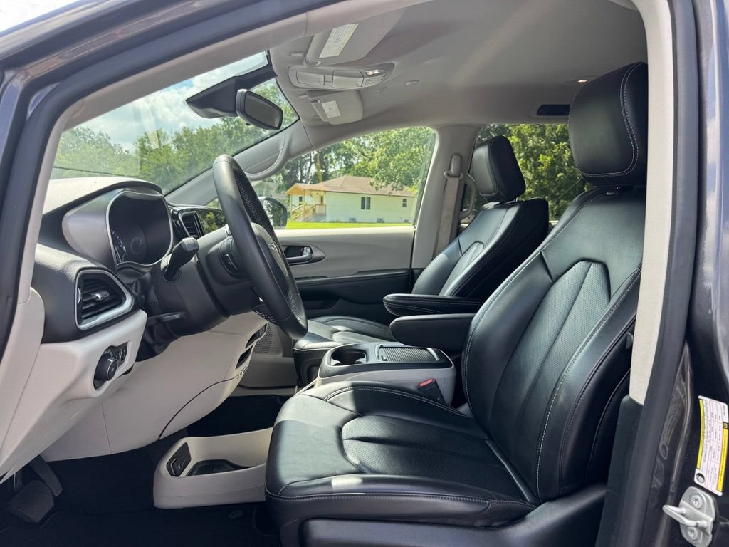 Used 2023 Chrysler Pacifica Touring-L FWD image 5