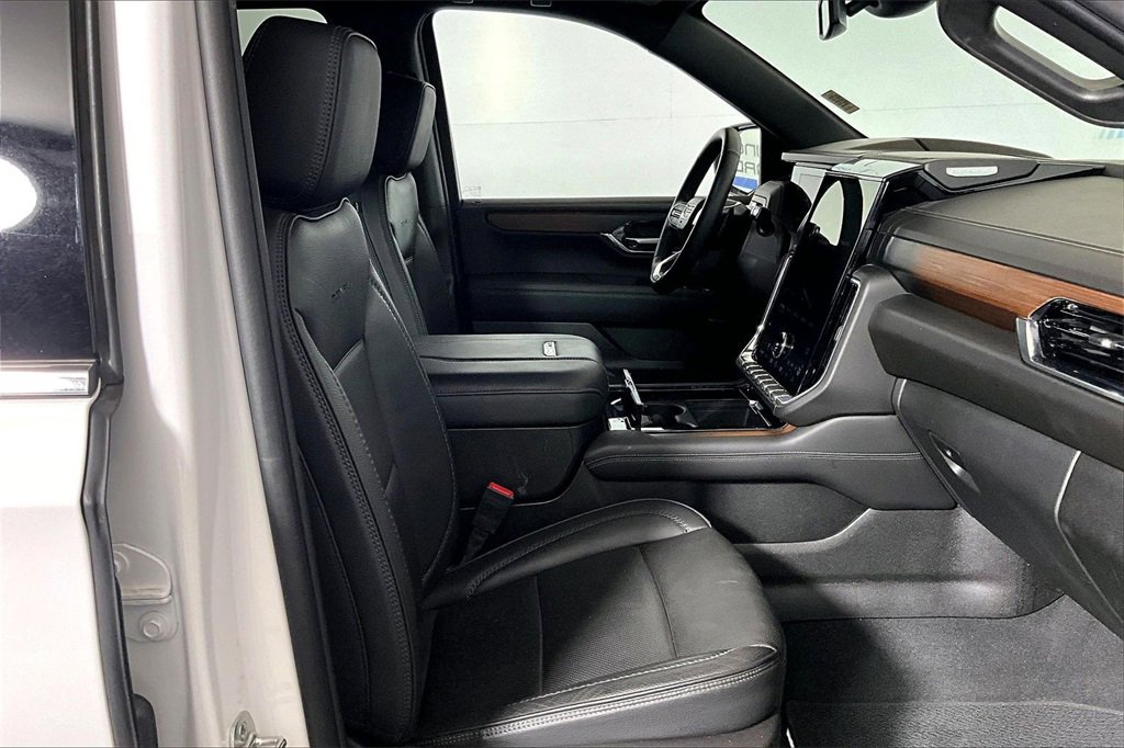 Used 2025 GMC Yukon XL Denali image 6