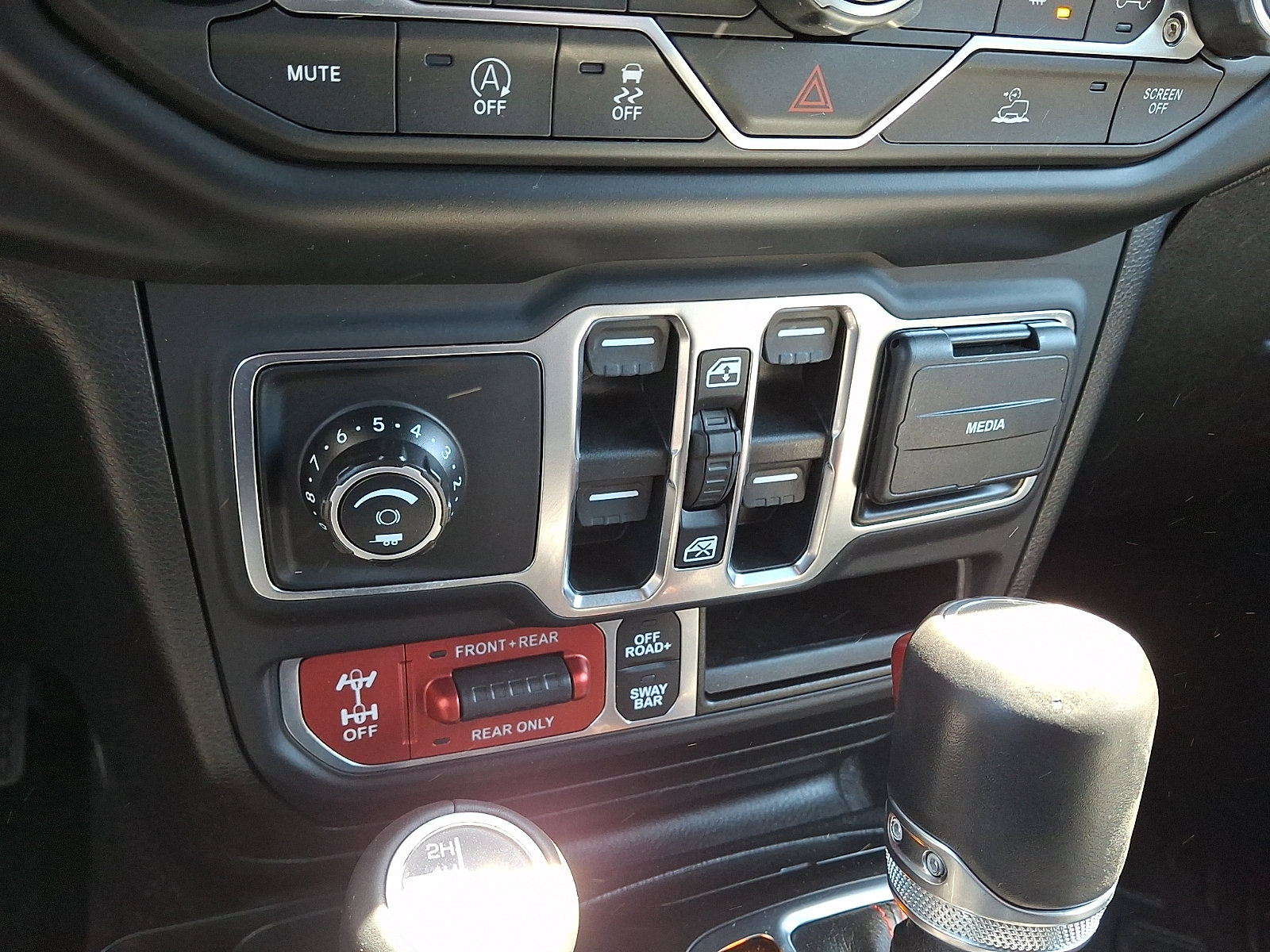 Used 2020 Jeep Gladiator Rubicon AWD/4WD image 18