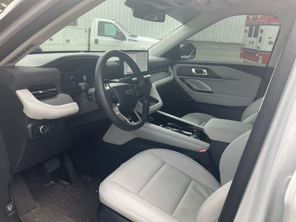 Certified 2025 Ford Explorer Platinum w/ Ultimate Package AWD/4WD image 15