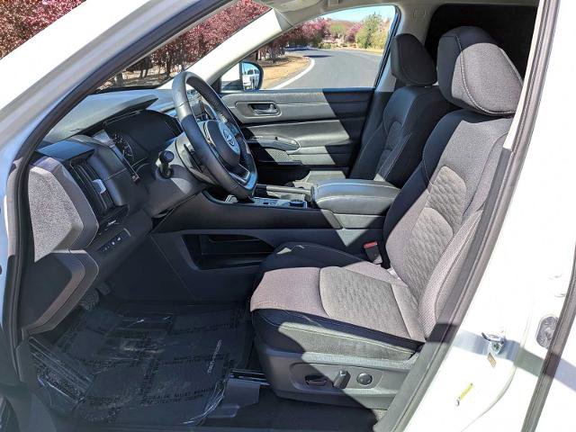 Used 2025 Nissan Pathfinder SV image 18