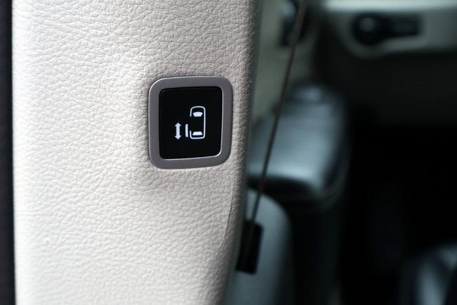 Used 2024 Chrysler Pacifica Touring-L image 24