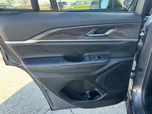 Used 2024 Jeep Grand Cherokee Limited w/ Black Appearance Package image 23