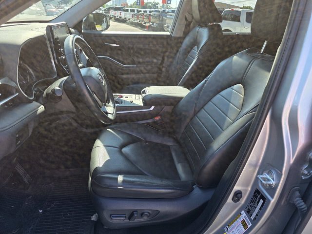 Used 2022 Toyota Highlander XLE FWD image 14