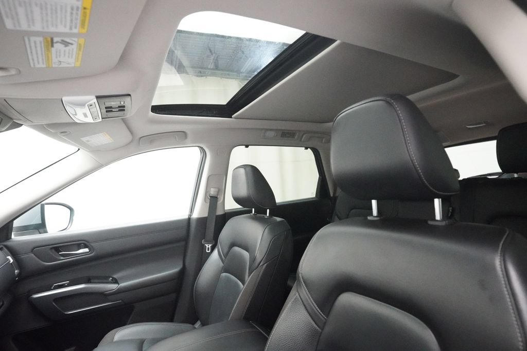 Used 2022 Nissan Pathfinder SL AWD/4WD image 31