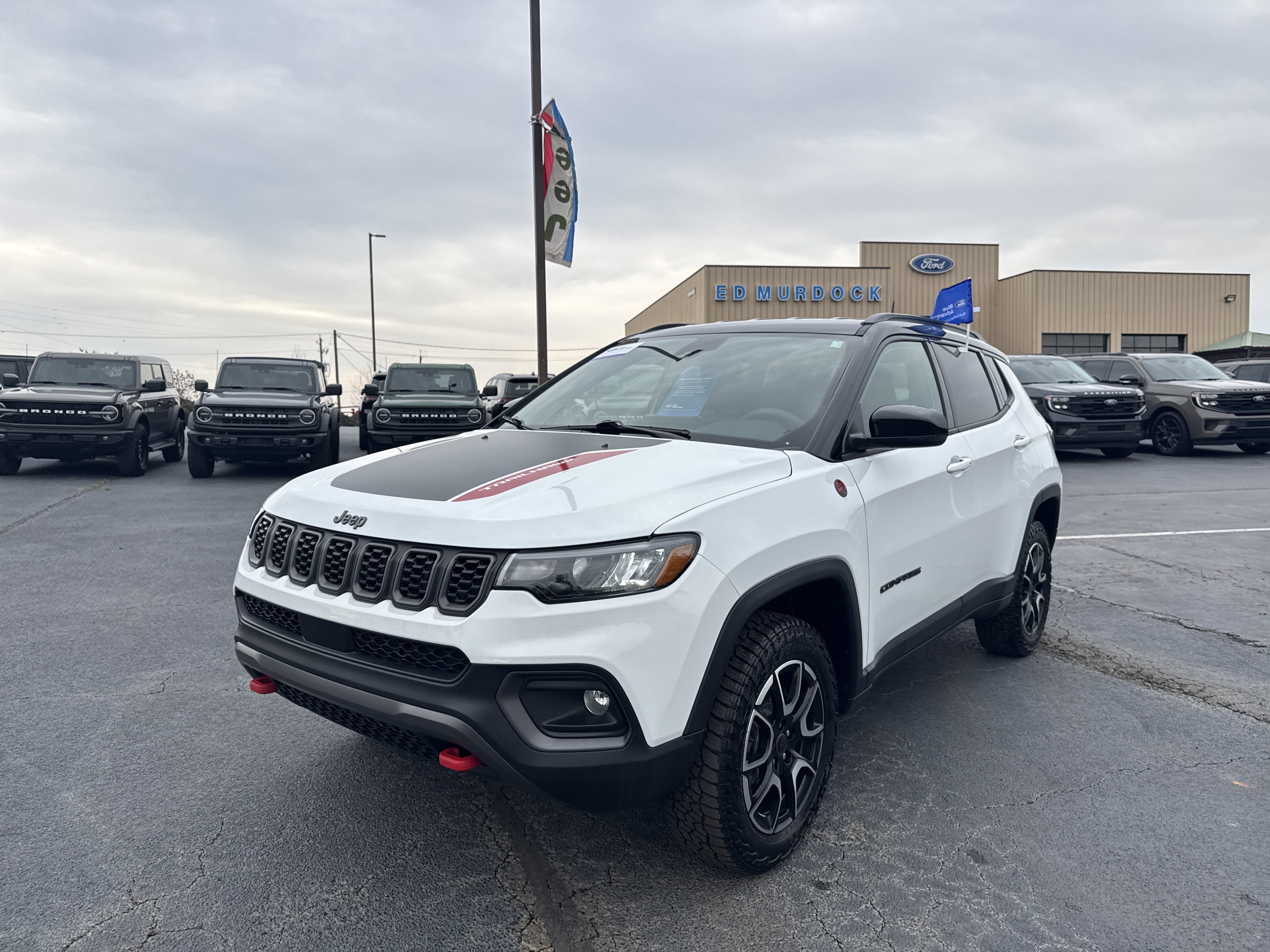 Used 2025 Jeep Compass Trailhawk image 2