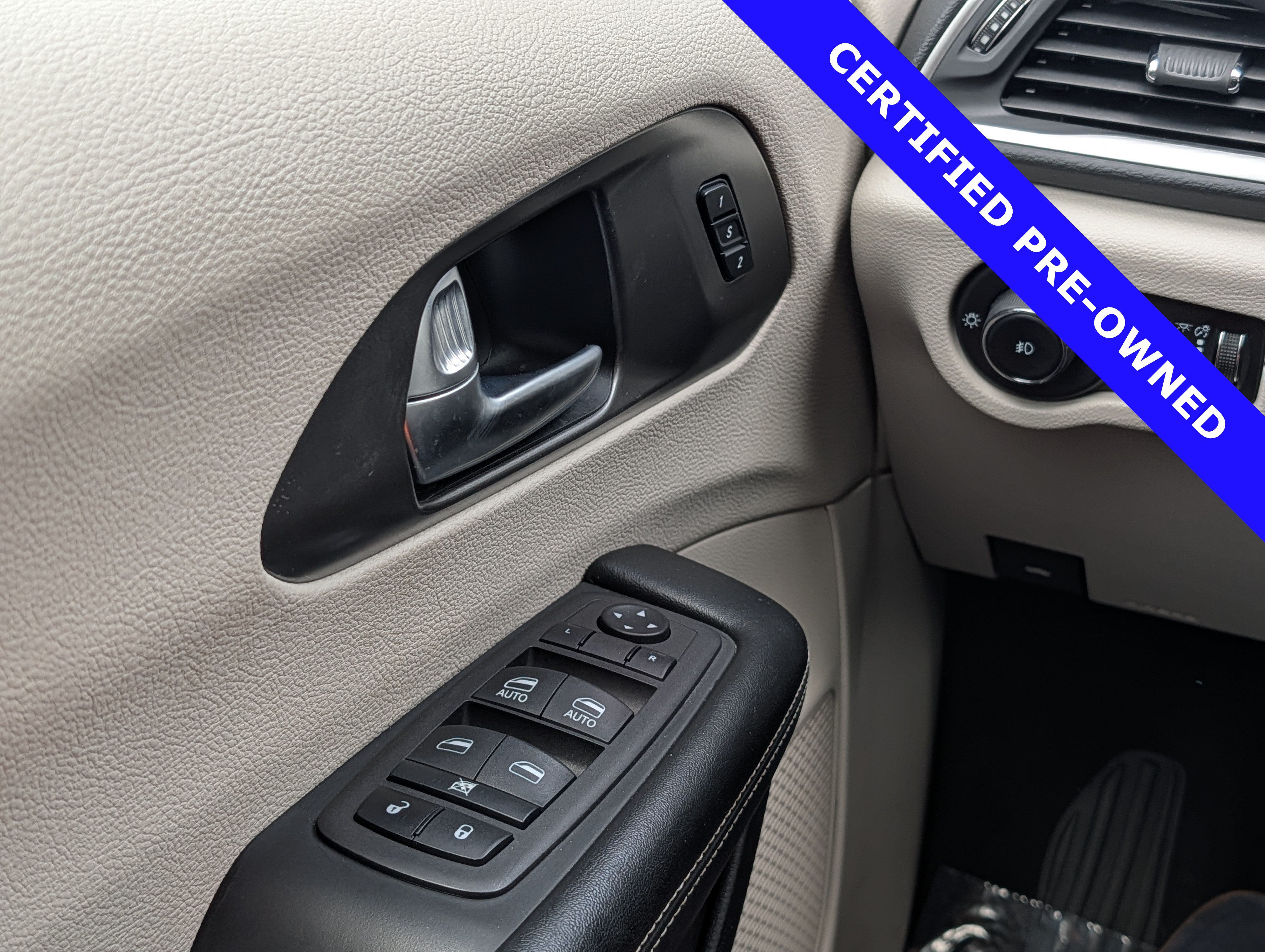 Used 2023 Chrysler Pacifica Touring-L FWD image 26