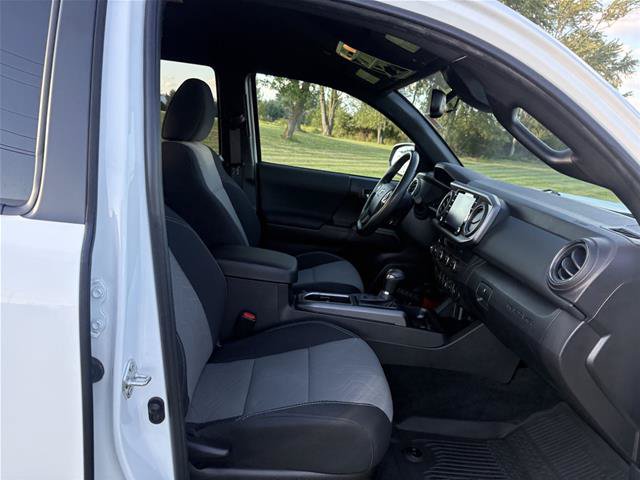 Used 2022 Toyota Tacoma TRD Off-Road w/ Technology Package AWD/4WD image 31