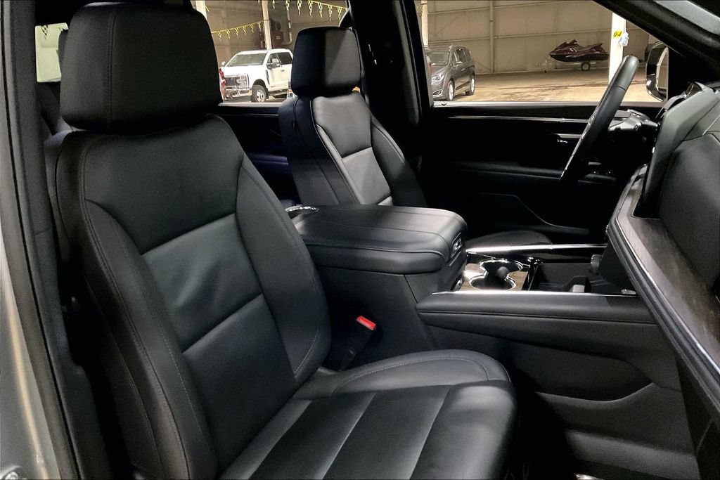 Used 2025 Chevrolet Suburban Z71 AWD/4WD image 7