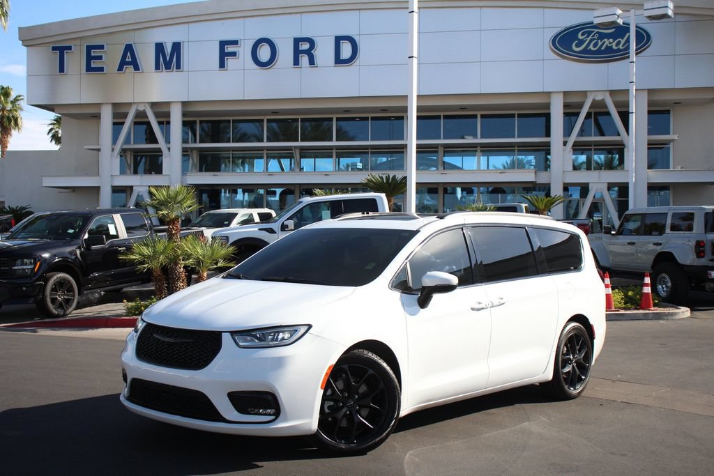 Used 2023 Chrysler Pacifica Touring-L w/ Uconnect Theater Family Group FWD image 2