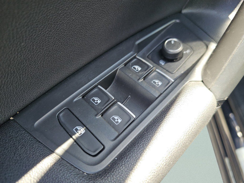 Used 2019 Volkswagen Tiguan SE w/ Panoramic Sunroof Package AWD/4WD image 28