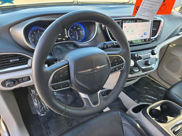 Used 2024 Chrysler Pacifica Touring-L FWD image 9