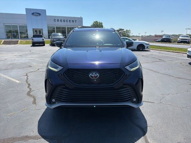 Used 2022 Toyota Highlander XSE FWD image 2