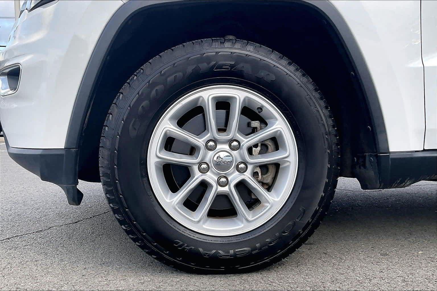 Used 2019 Jeep Grand Cherokee Laredo AWD/4WD image 8