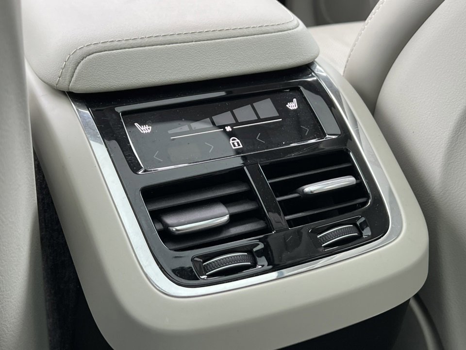 Used 2022 Volvo XC60 B5 Inscription image 35