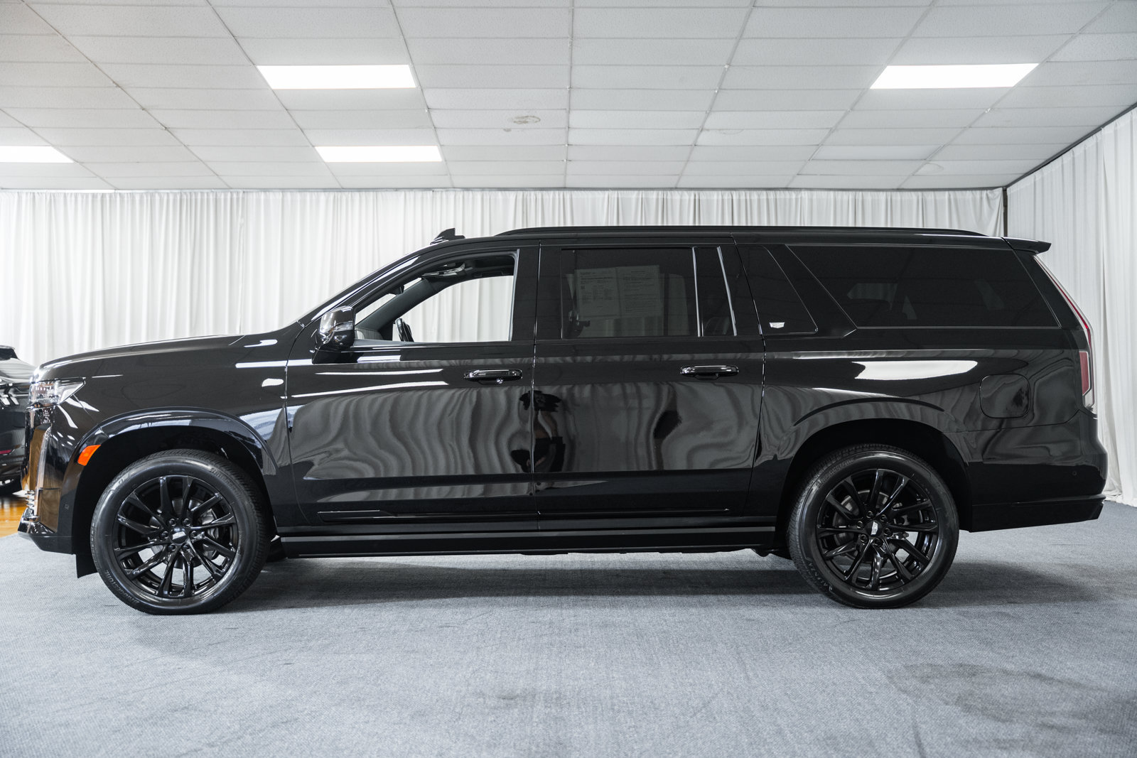 Used 2023 Cadillac Escalade ESV Sport w/ LPO, ONYX Package AWD/4WD image 4