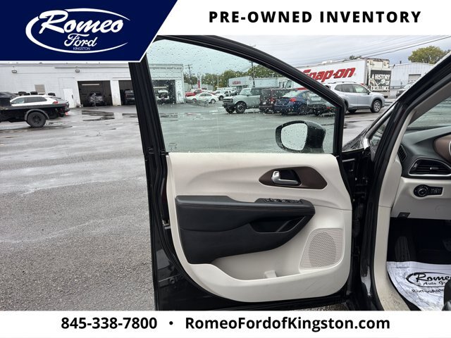 Used 2018 Chrysler Pacifica Touring-L FWD image 10