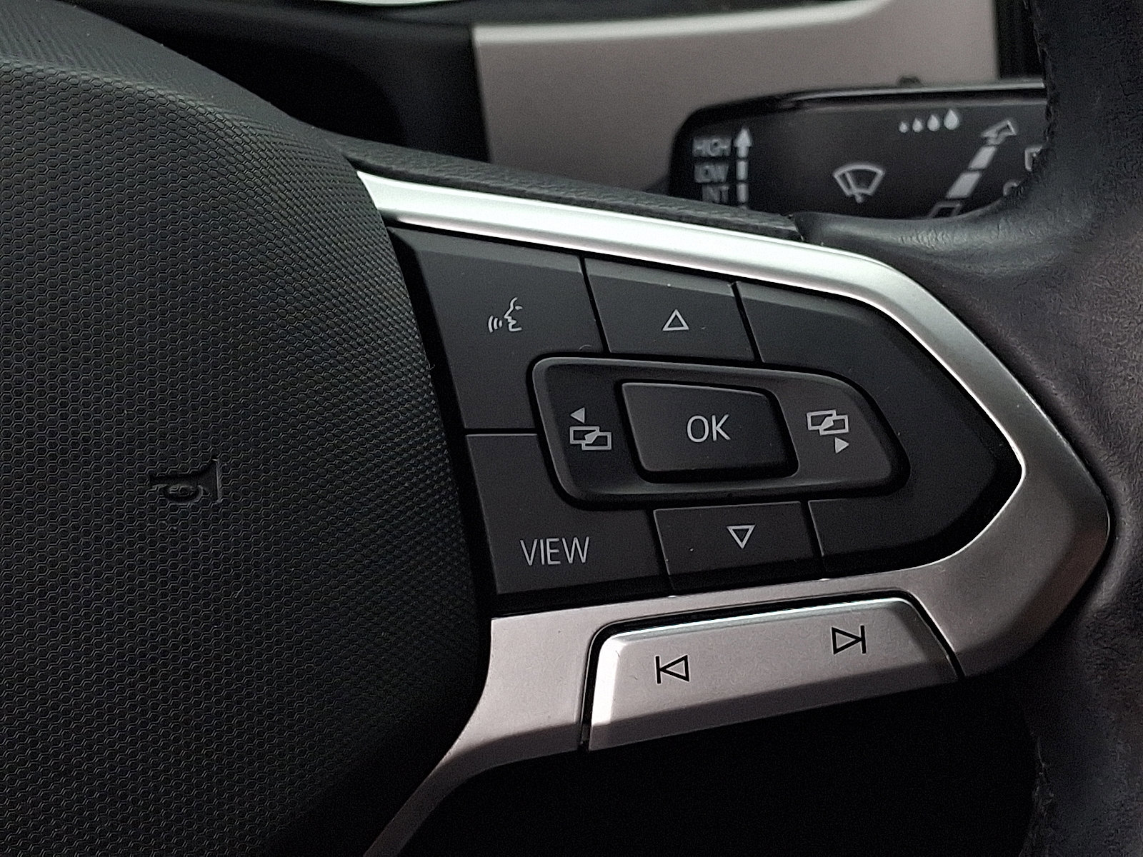 Used 2020 Volkswagen Atlas Cross Sport SE image 21