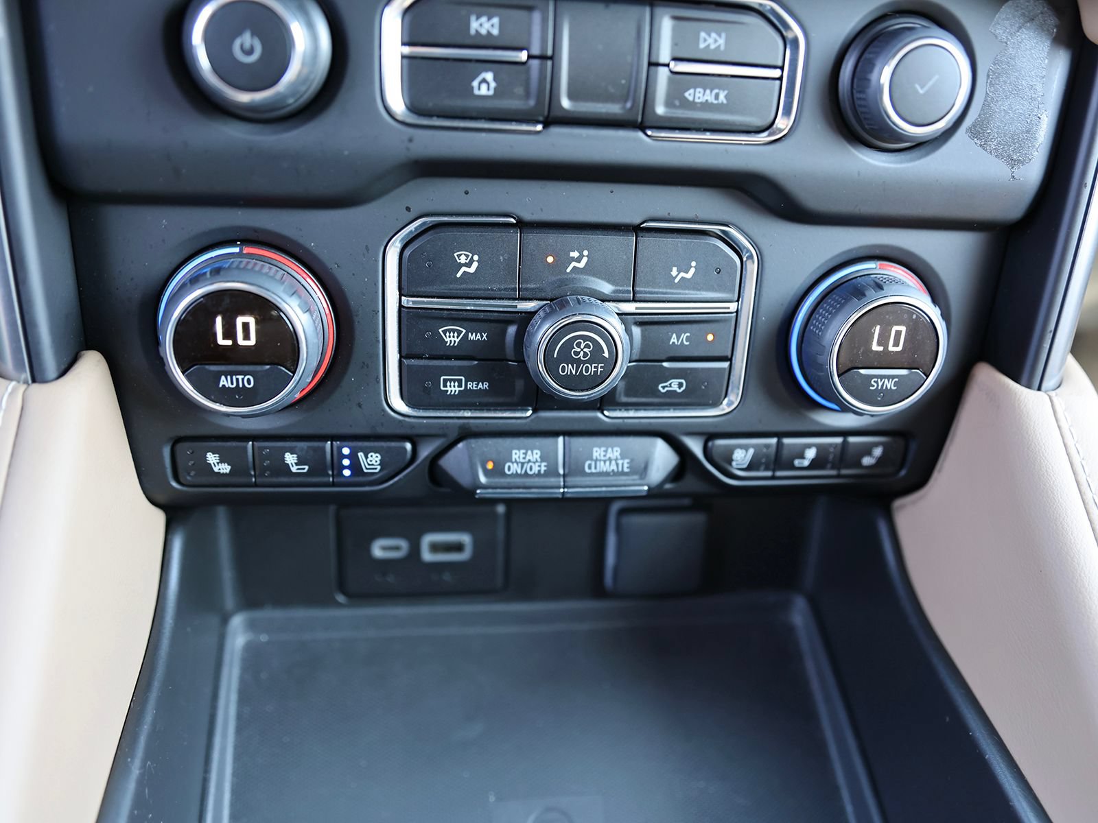 Used 2024 Chevrolet Tahoe Premier AWD/4WD image 29