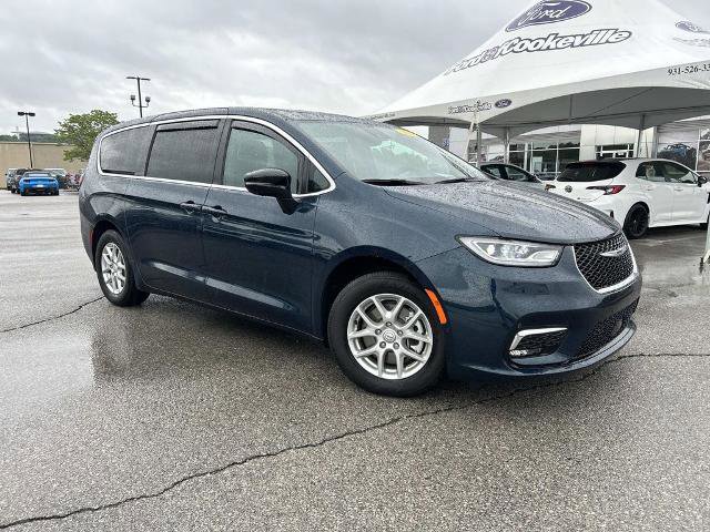 Used 2025 Chrysler Pacifica Select FWD image 1