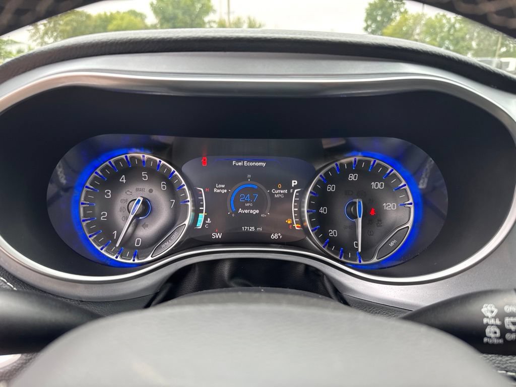 Used 2025 Chrysler Pacifica Limited FWD image 17