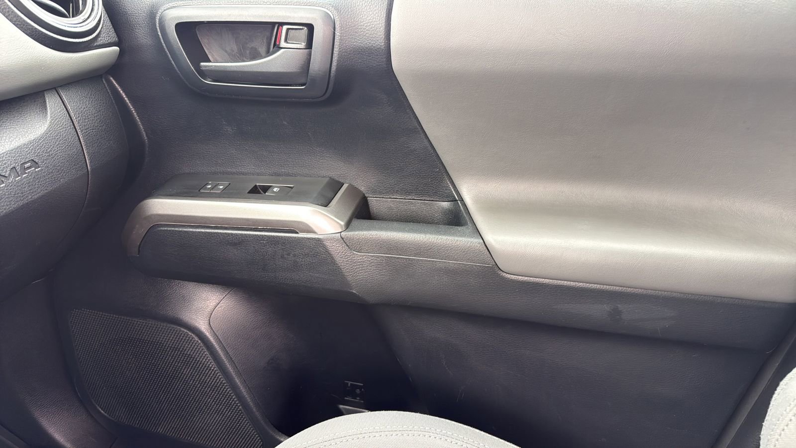 Used 2019 Toyota Tacoma SR5 AWD/4WD image 23
