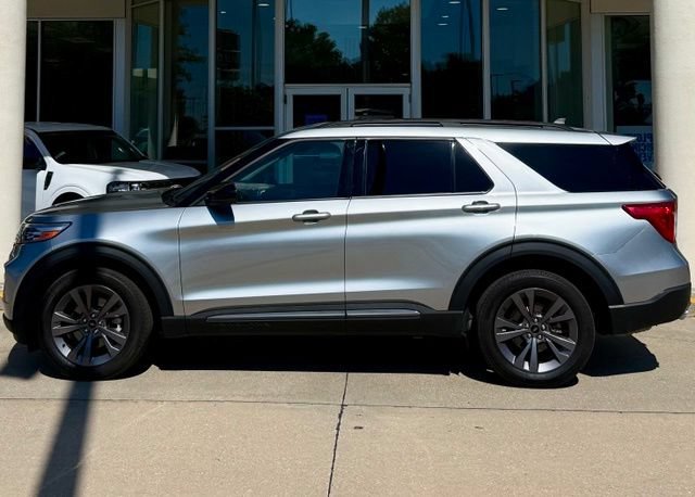 Certified 2024 Ford Explorer XLT w/ Equipment Group 202A AWD/4WD image 1