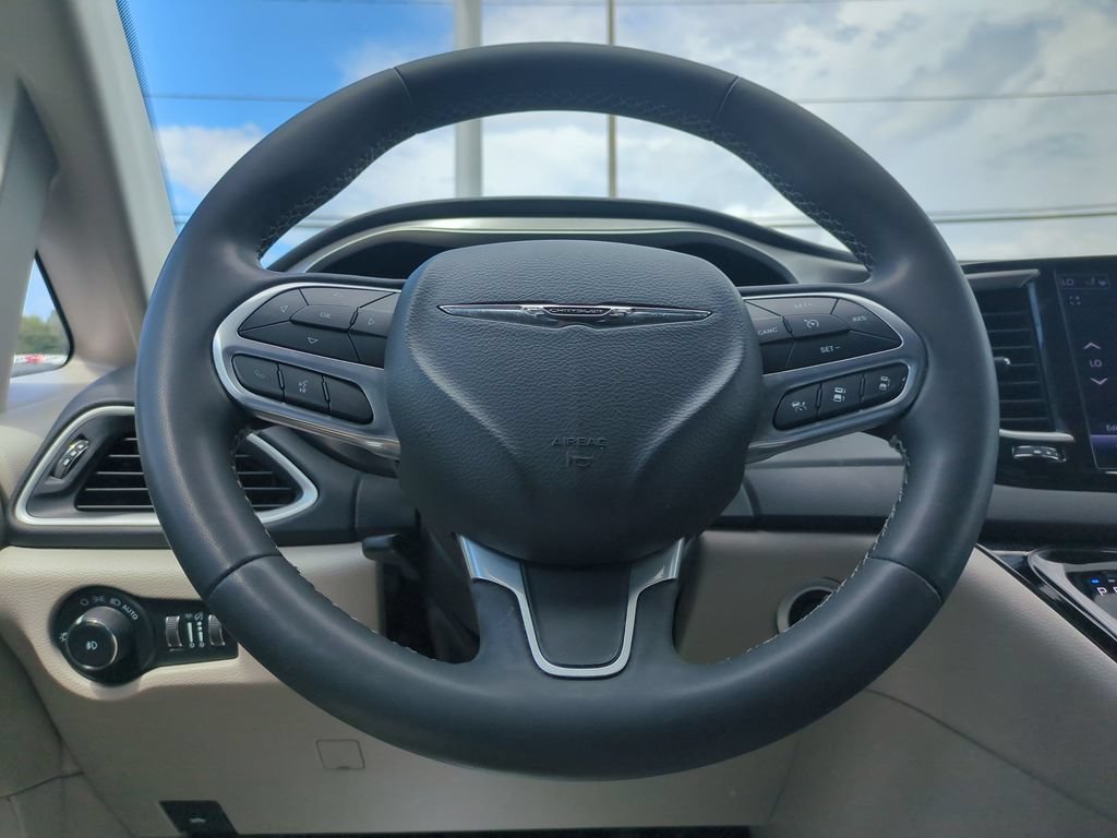 Used 2023 Chrysler Pacifica Touring-L FWD image 16