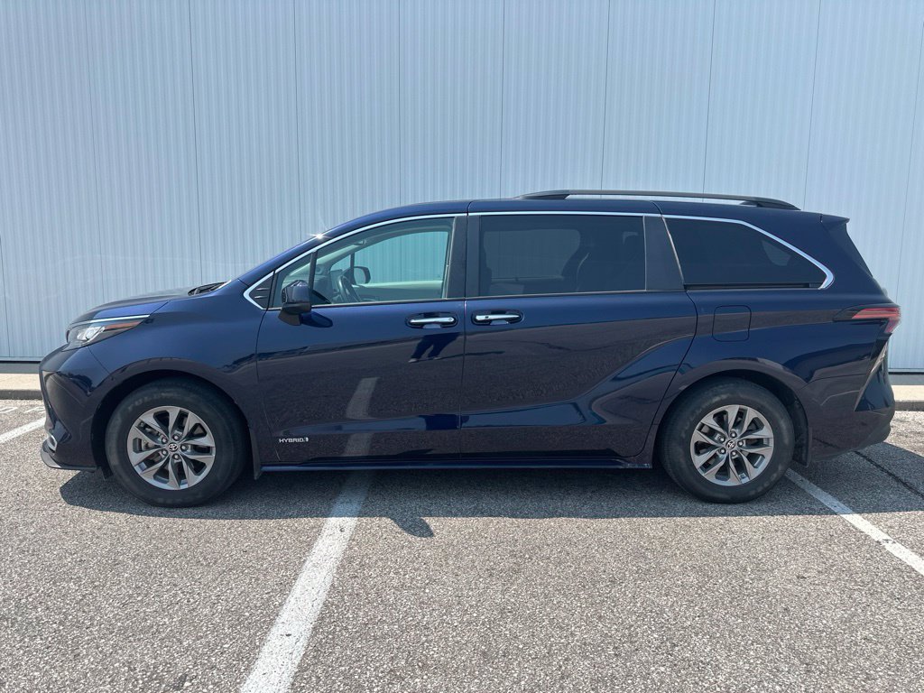 Used 2021 Toyota Sienna XLE w/ XLE Plus Package FWD image 3