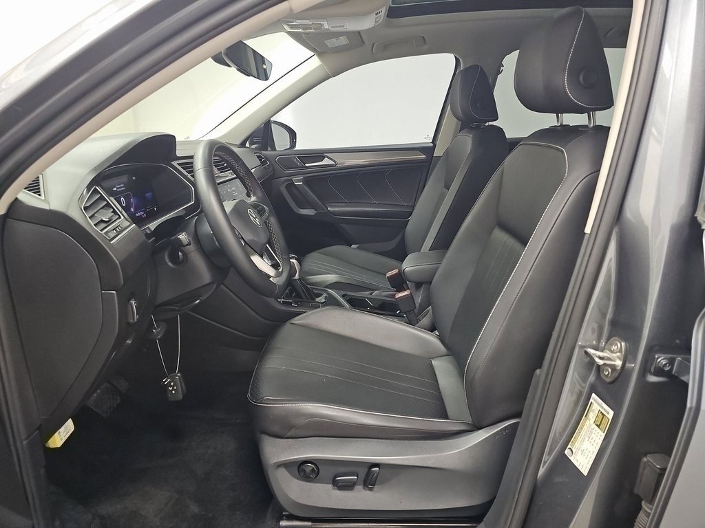Used 2023 Volkswagen Tiguan SE w/ Panoramic Sunroof Package image 3