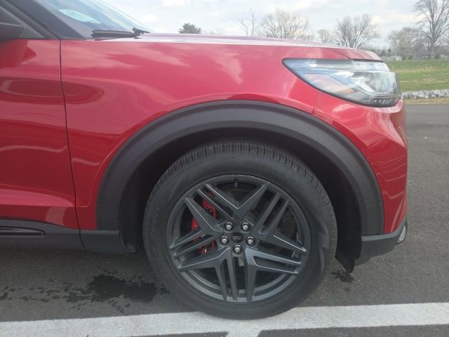 Certified 2025 Ford Explorer ST AWD/4WD image 4