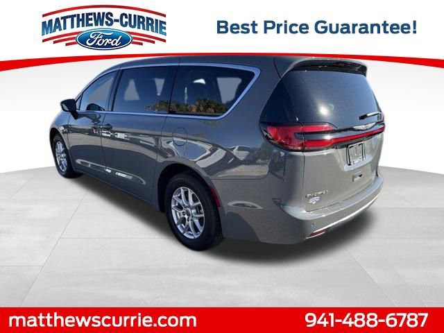Used 2025 Chrysler Pacifica Select image 2