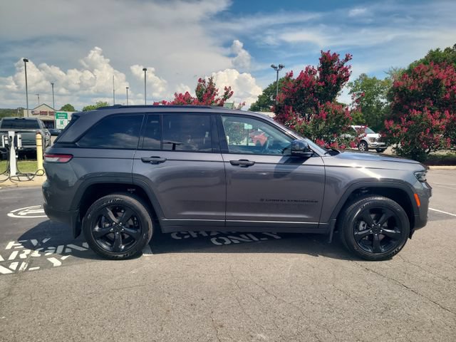 Used 2025 Jeep Grand Cherokee Altitude AWD/4WD image 4