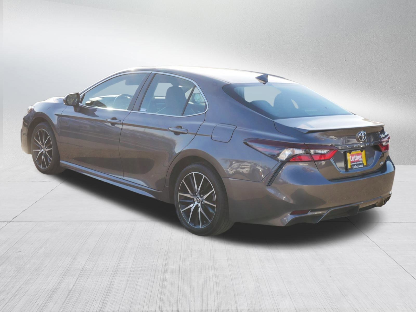 Used 2023 Toyota Camry SE image 3