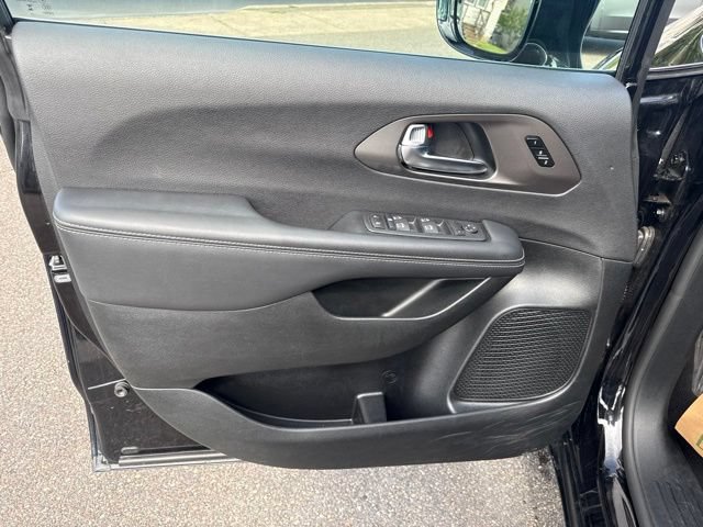 Used 2025 Chrysler Pacifica Select FWD image 14