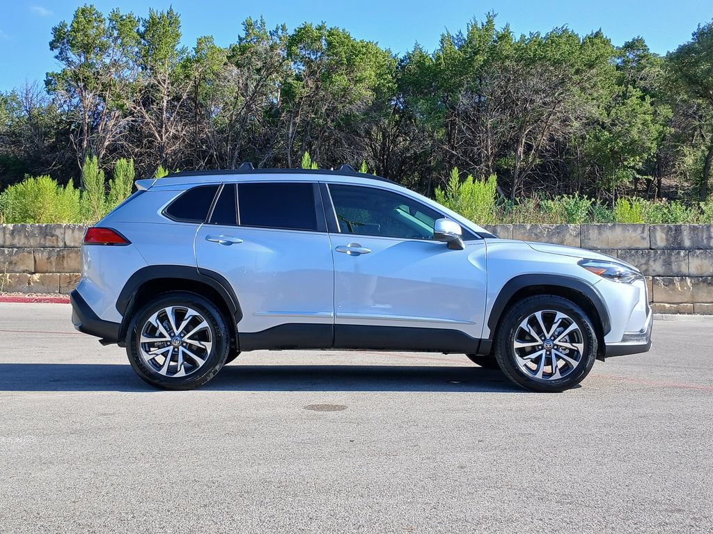 Used 2022 Toyota Corolla Cross XLE w/ Convenience Package FWD image 2