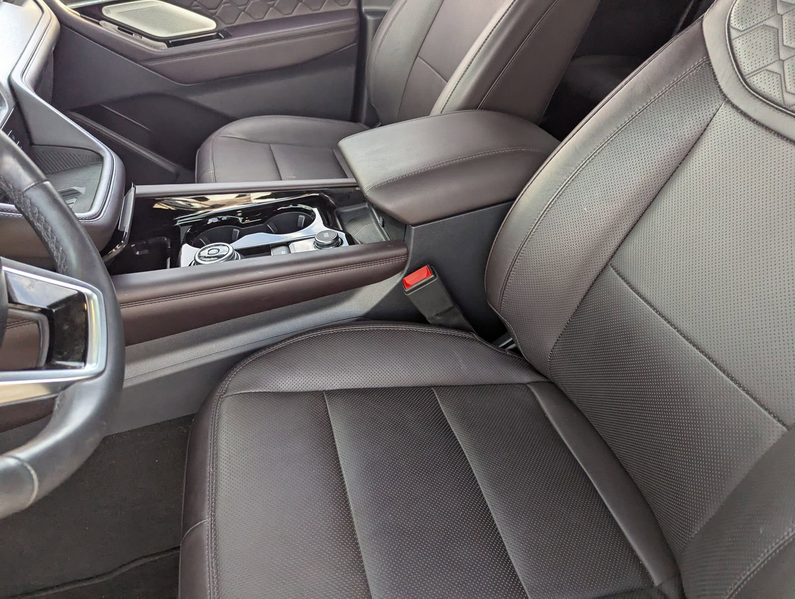 Certified 2025 Ford Explorer Platinum w/ LUX Leather Package image 18