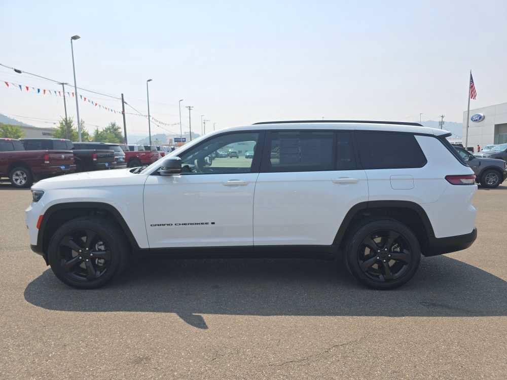 Used 2023 Jeep Grand Cherokee L Laredo AWD/4WD image 2