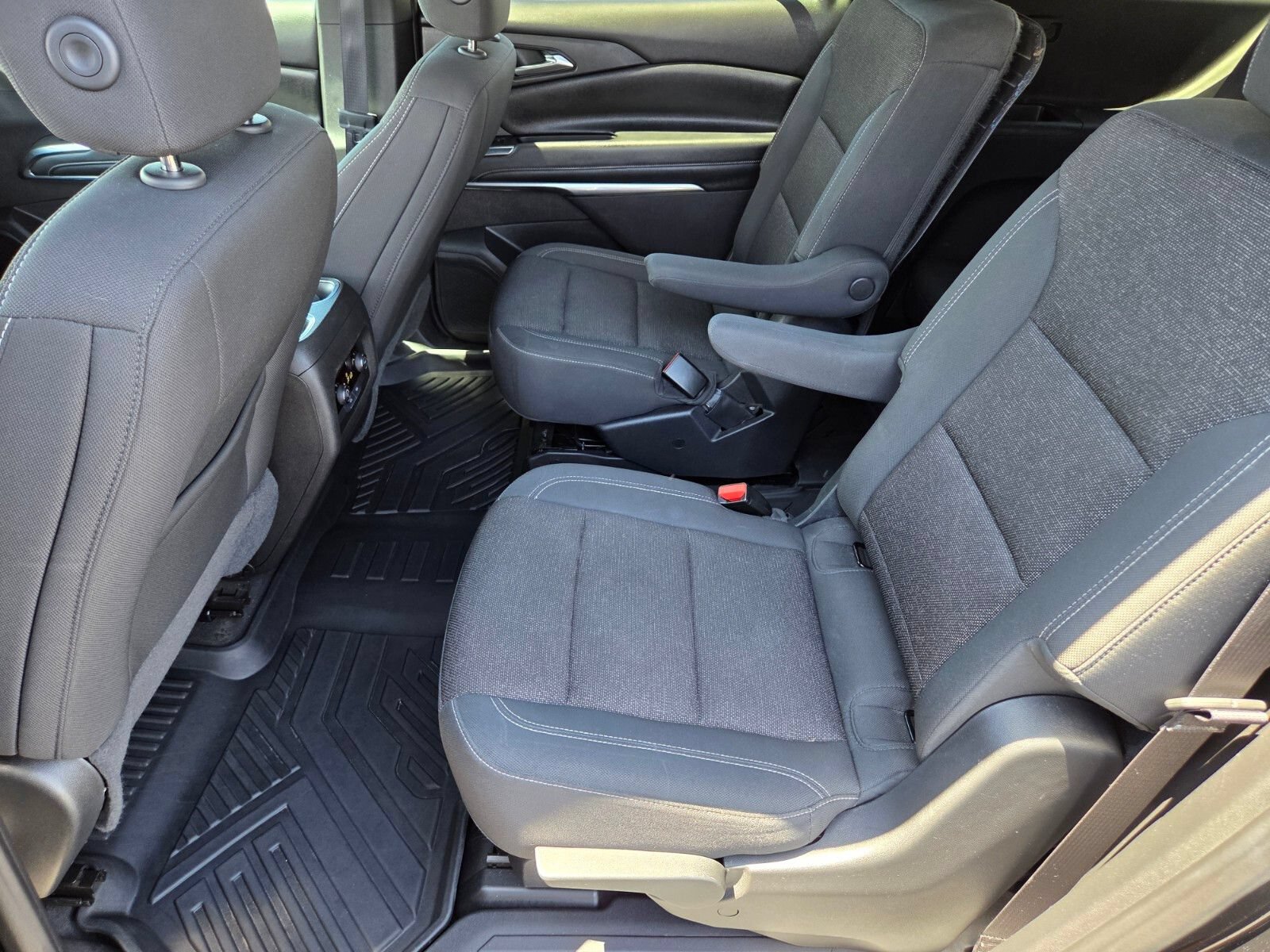 Used 2025 Chevrolet Traverse LT FWD image 11