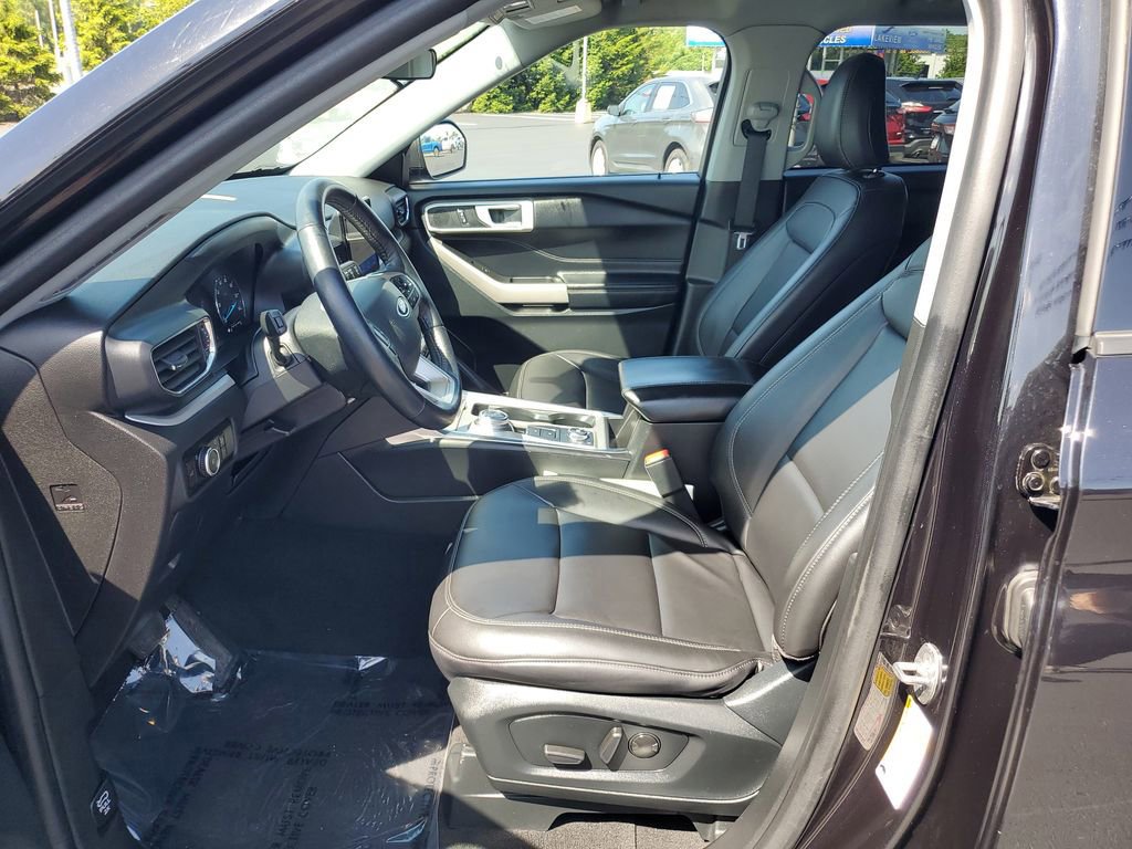 Certified 2023 Ford Explorer XLT w/ Equipment Group 202A image 9