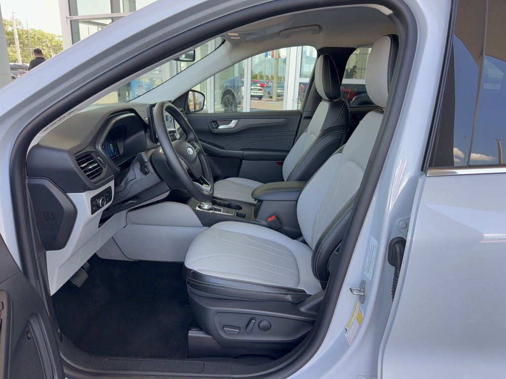 Certified 2025 Ford Escape SE w/ PHEV Premium Package image 11
