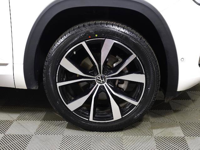 Used 2024 Volkswagen Atlas SEL Premium R-Line image 25