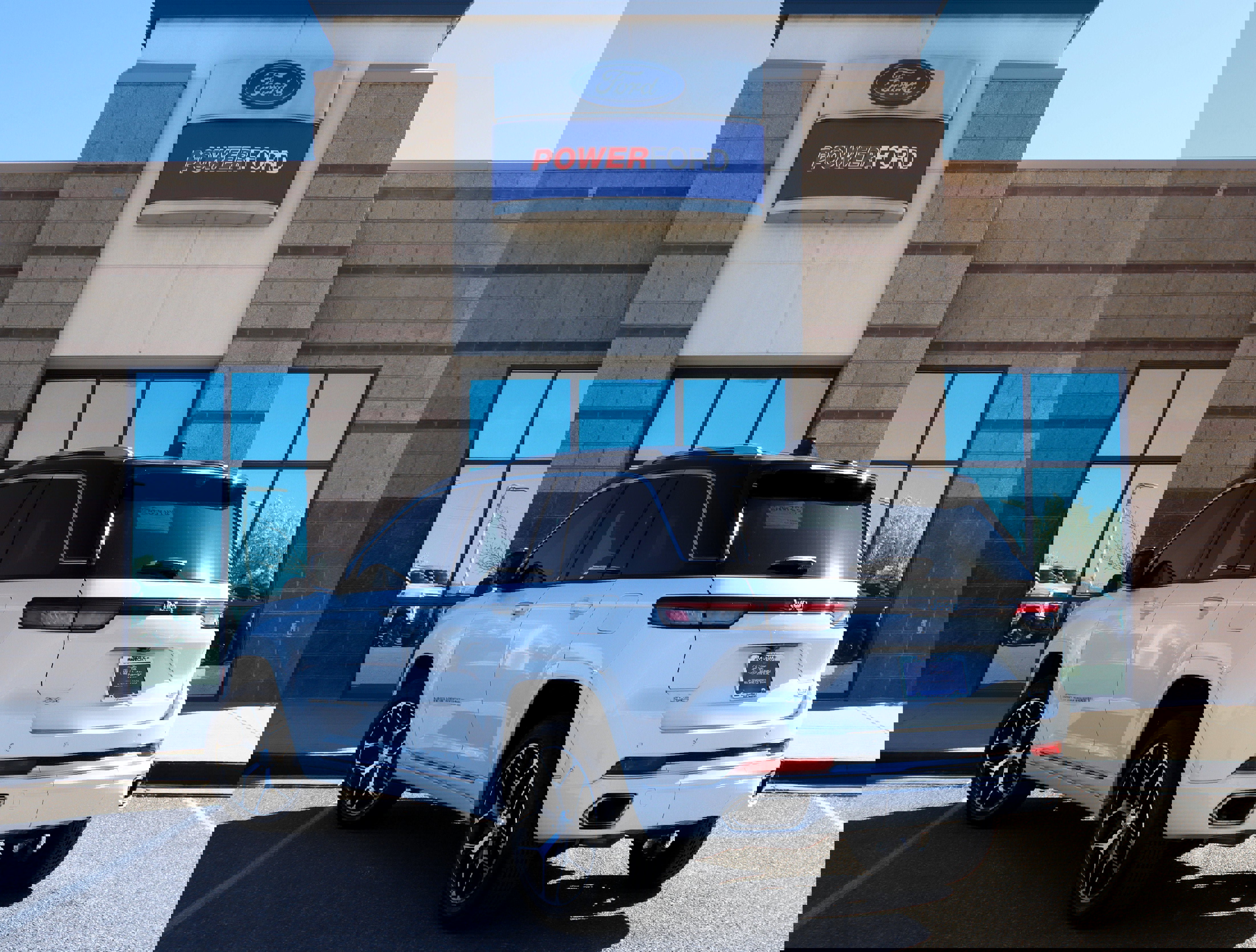 Used 2023 Jeep Grand Cherokee Summit image 3