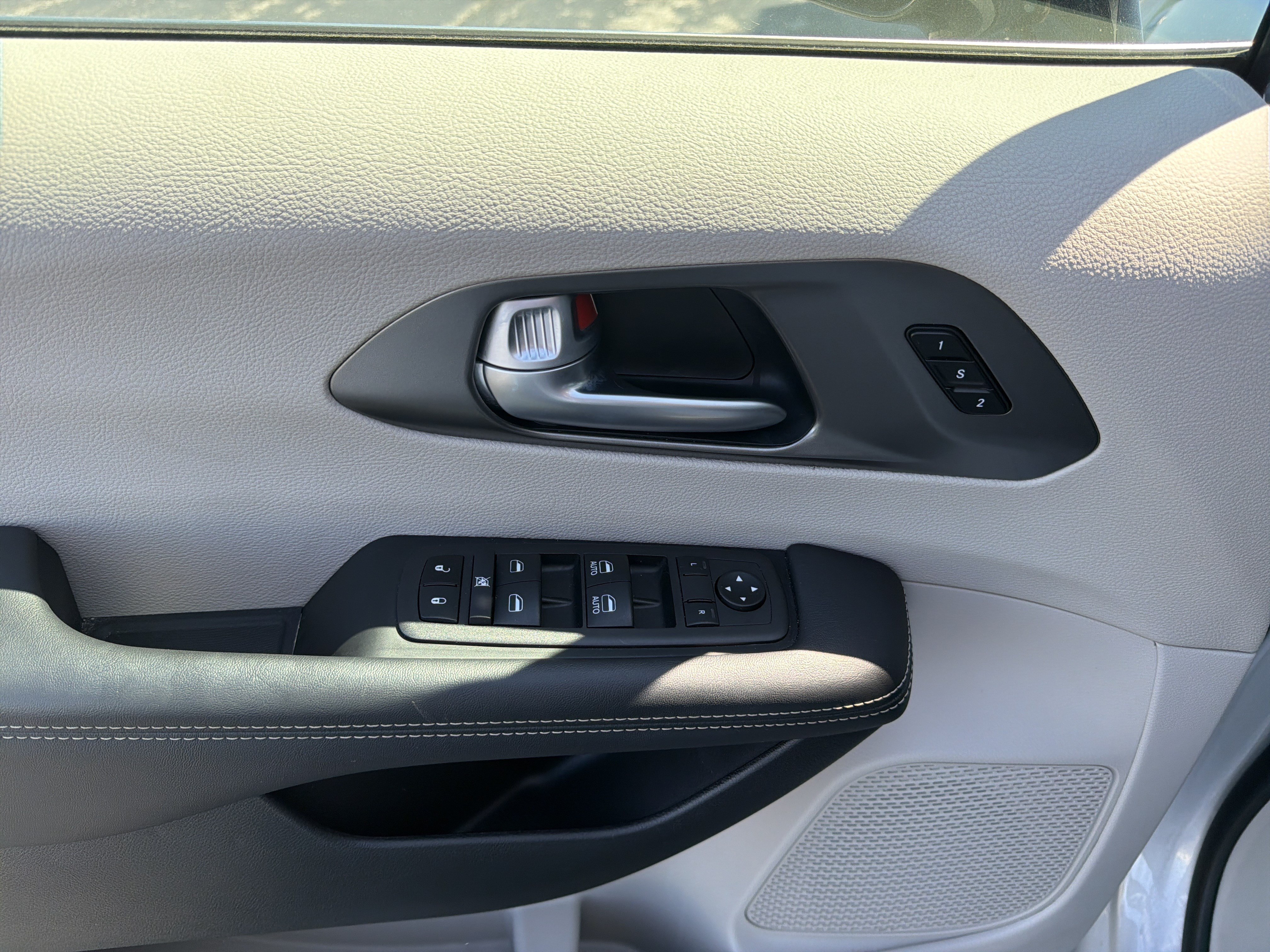 Used 2024 Chrysler Pacifica Touring-L FWD image 25