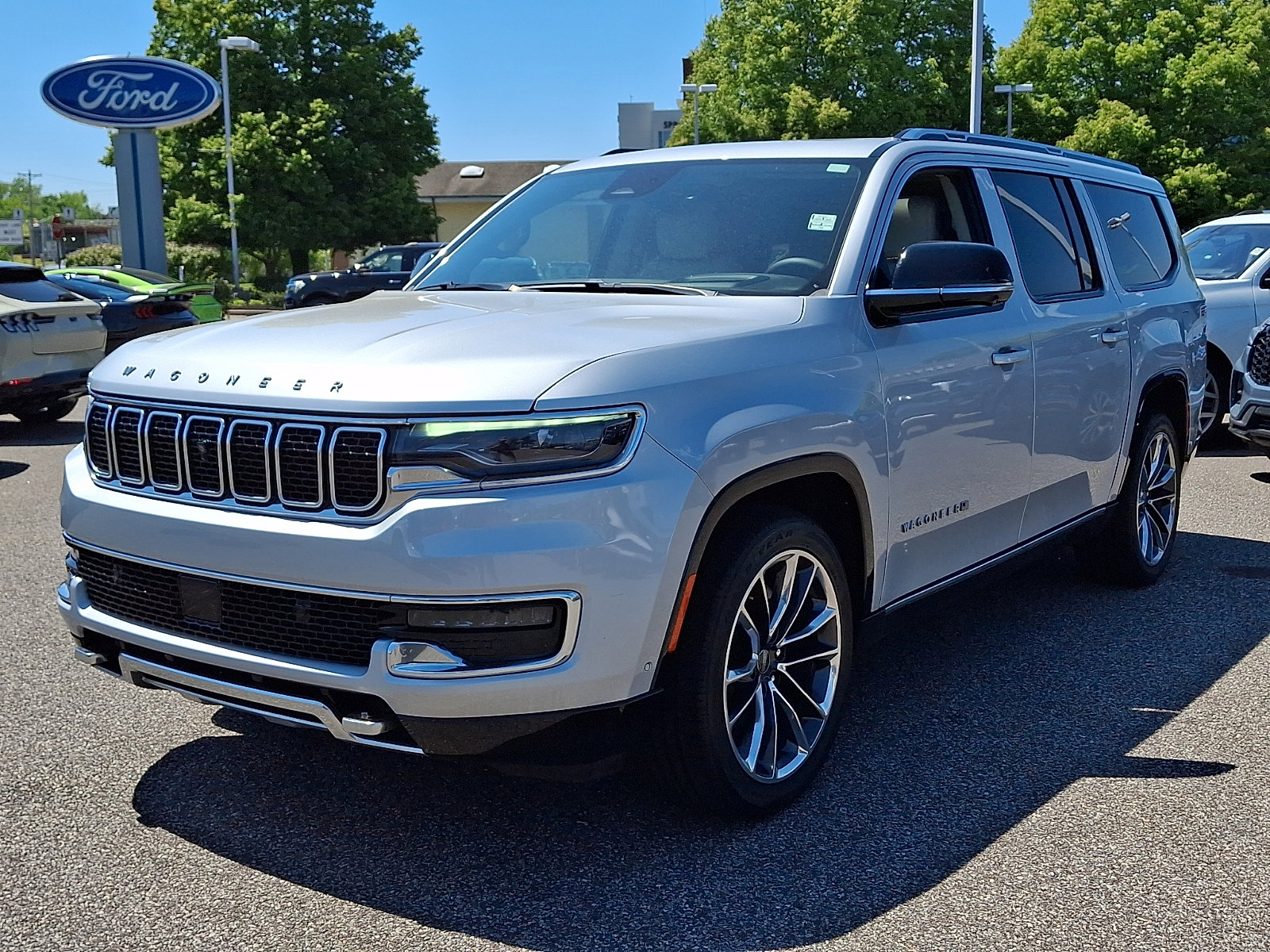Used 2024 Jeep Wagoneer L Series III w/ Premium Group I AWD/4WD image 4