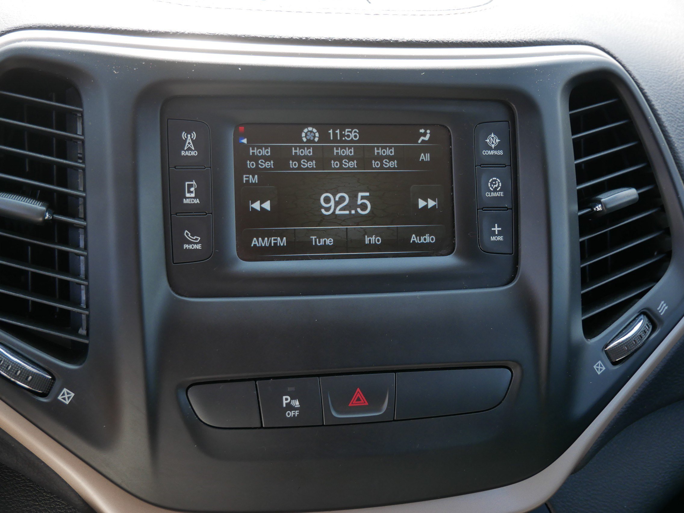 Used 2018 Jeep Cherokee Latitude w/ Safety Group AWD/4WD image 22