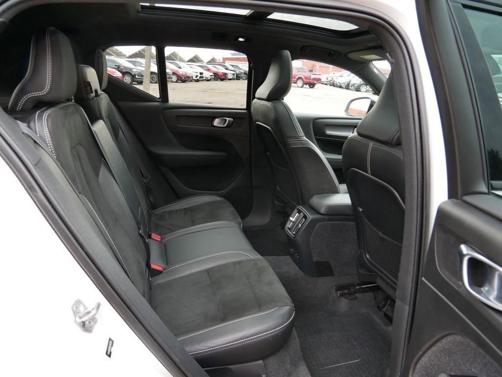 Used 2021 Volvo XC40 P8 Recharge w/ Advanced Package image 9