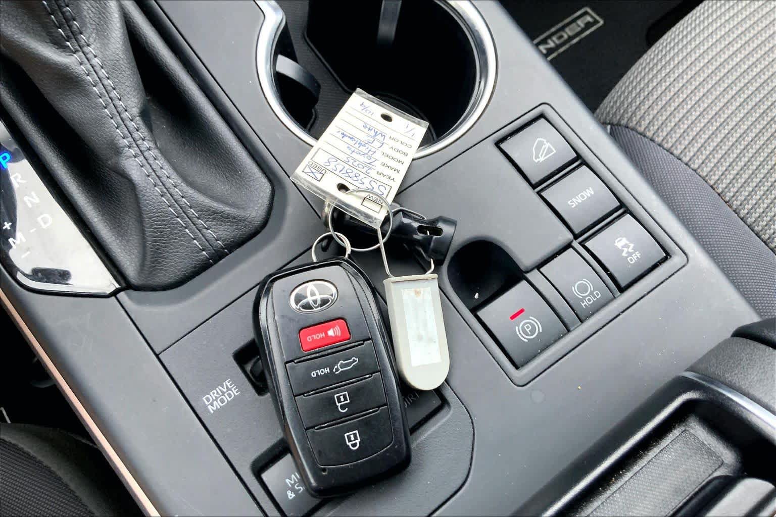 Used 2025 Toyota Highlander LE AWD/4WD image 15