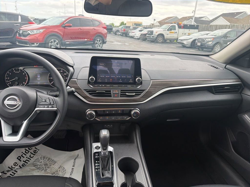 Used 2025 Nissan Altima 2.5 SV FWD image 17