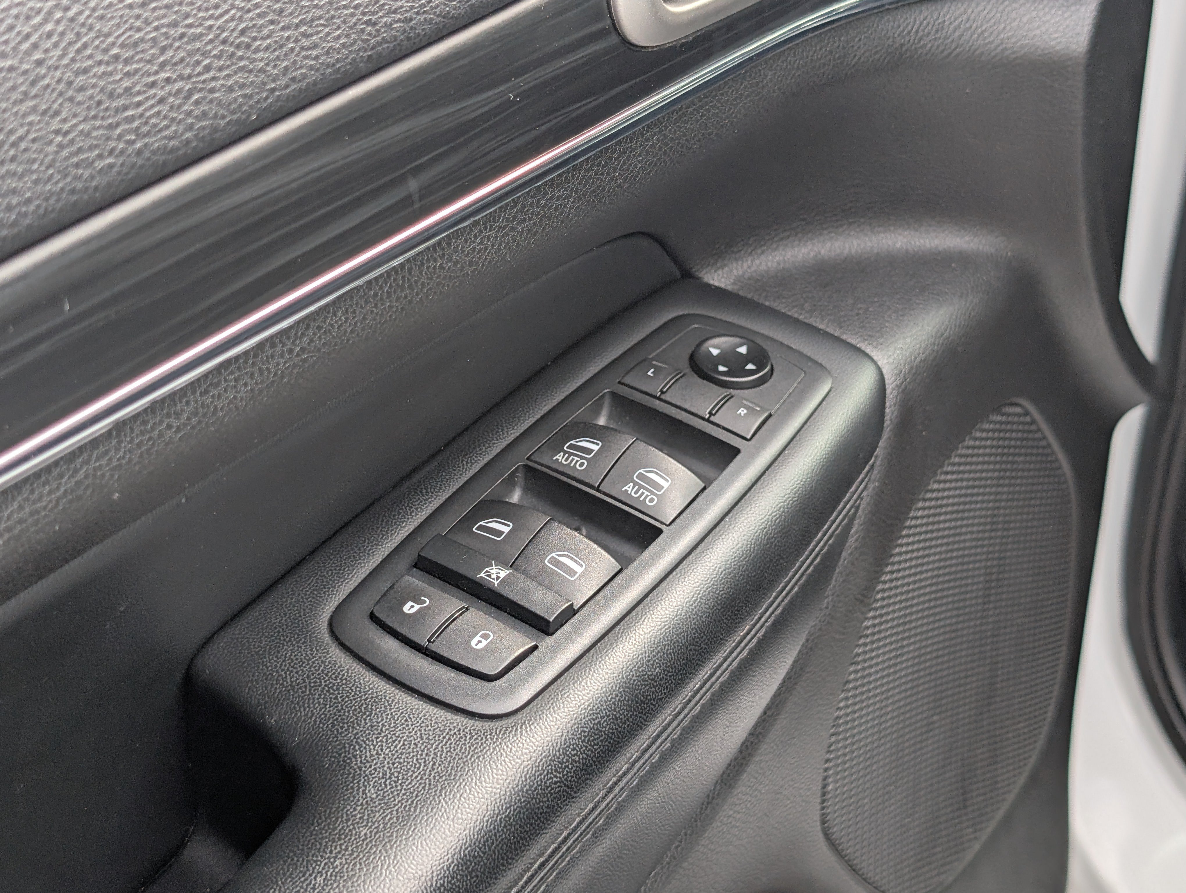 Used 2020 Jeep Grand Cherokee Limited AWD/4WD image 22